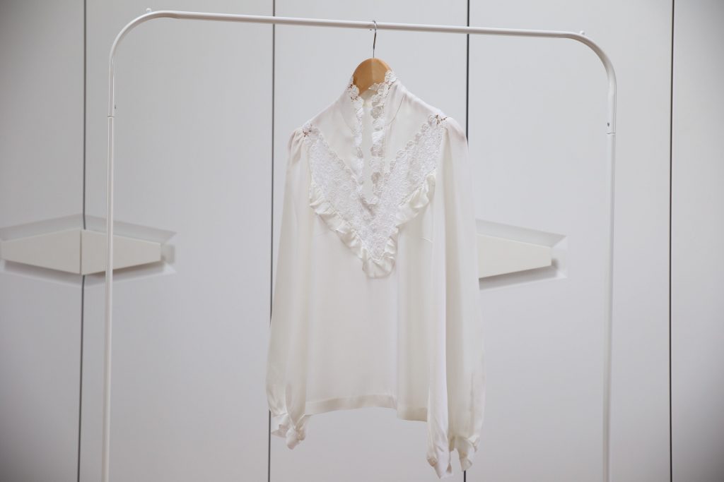 10 Basics im Kleiderschrank weiße Bluse