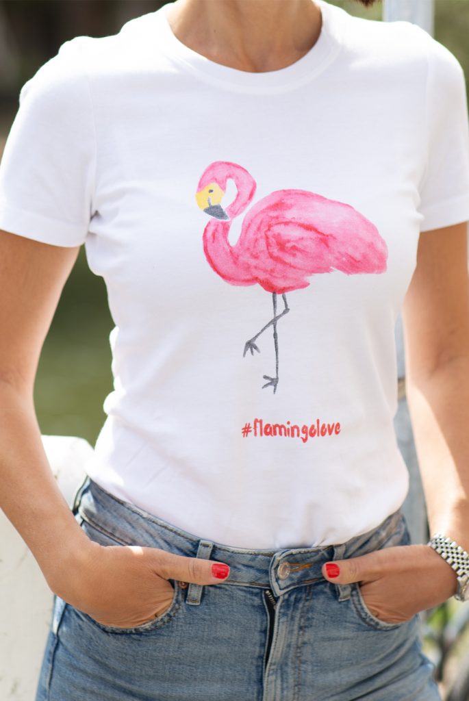 eigenes T-Shirt Wie ich mein eigens T-Shirt designt habe - Frau mit Flamingo T-Shirt das Trendtier 2019