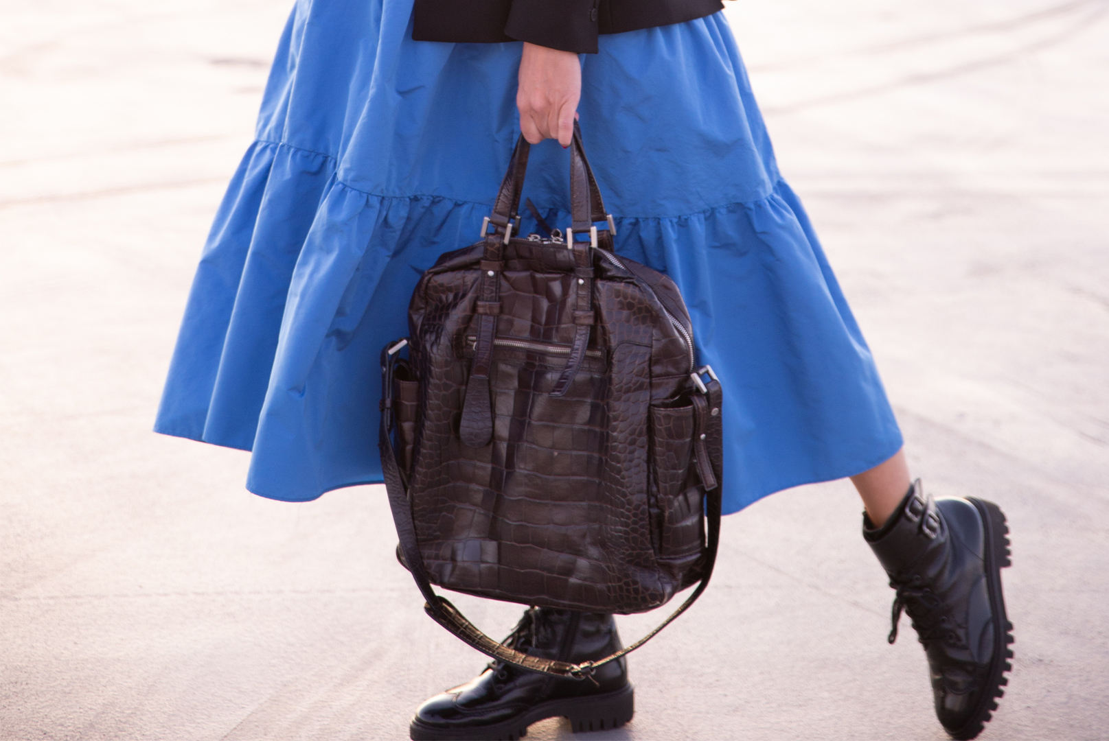 Eine schwarze Tasche passt perfekt zum Kleid in der Trendfarbe Royalblau