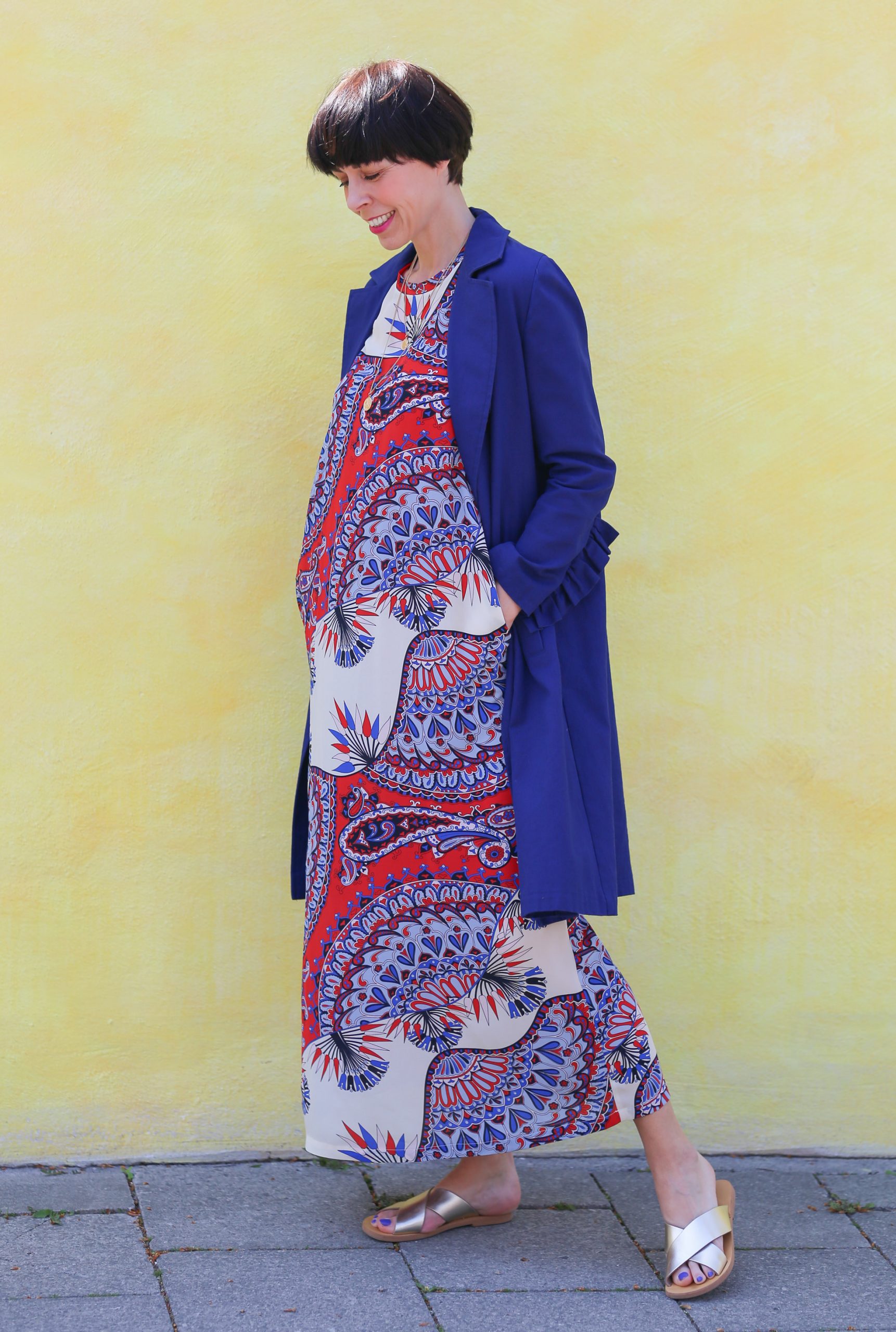 Maxikleid Frau mit Bubikopf und Kleid mit Paisley Muster