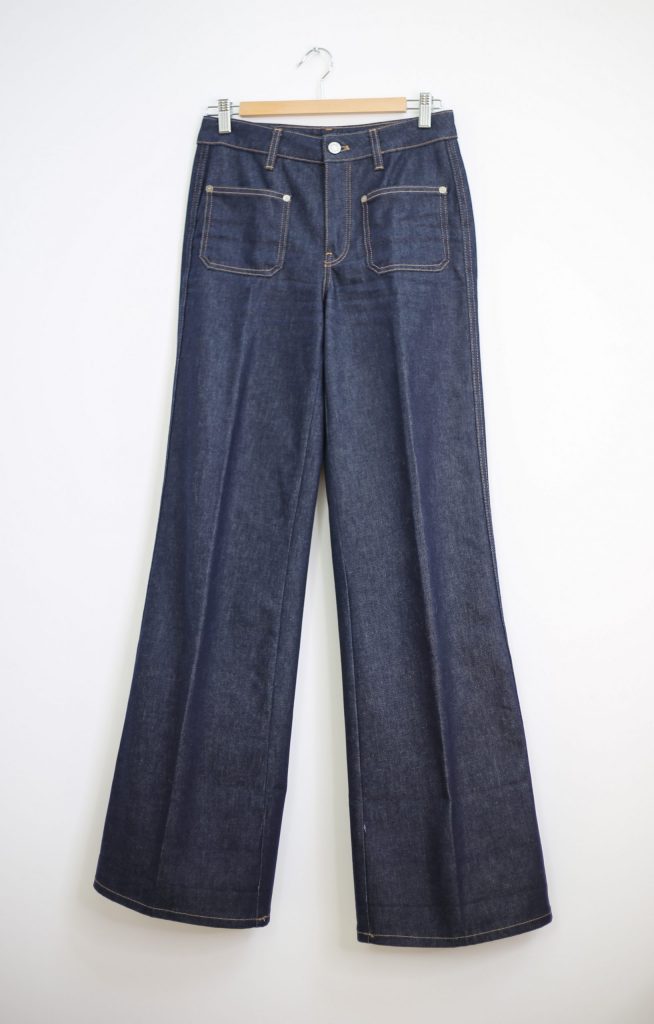 Ein Produktfoto mit einer Schlaghose in Jeans im Stil von Jane Birkin