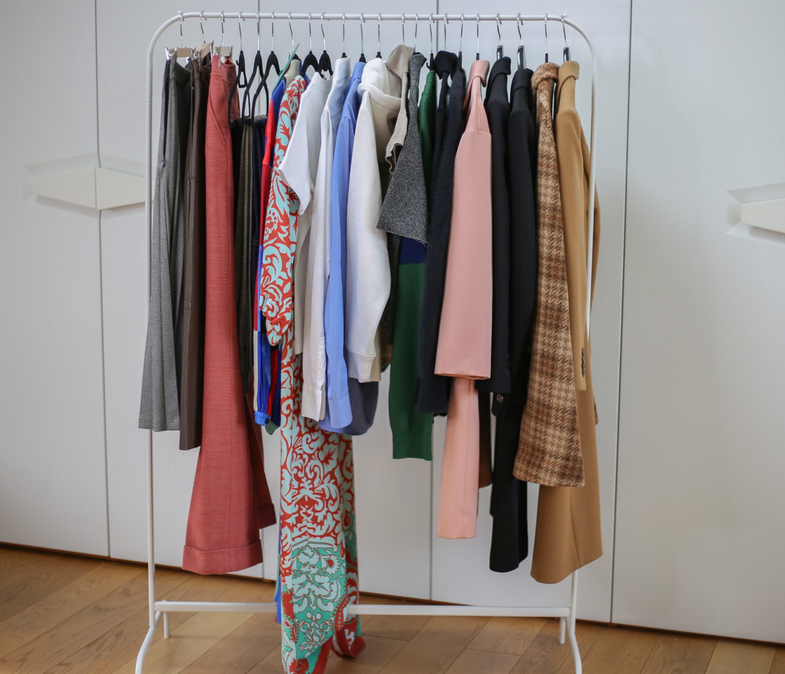 Ein Produktfoto mit einer Kleiderstange und vielen Sachen drauf