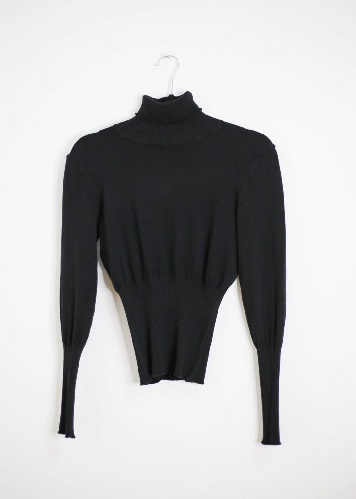 Ein Produktfoto mit einem schwarzen Rollkragen Pullover